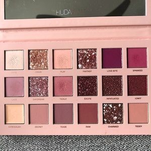 Huda Beauty New Nudes Palette - Used once